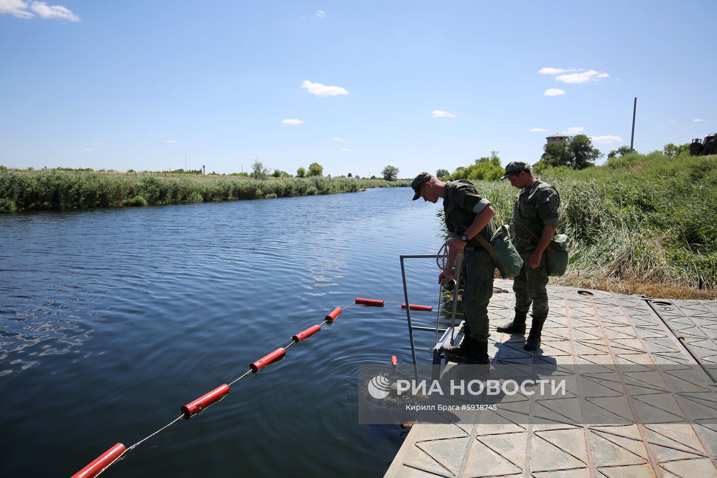 Демонстрация преодоления водных преград военной техникой