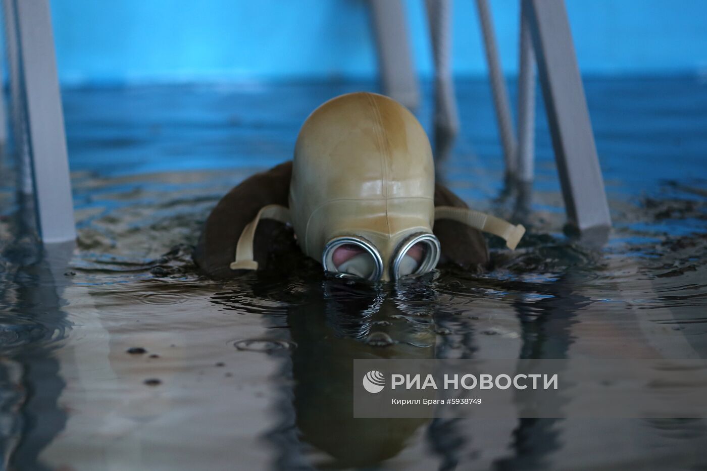 Демонстрация преодоления водных преград военной техникой