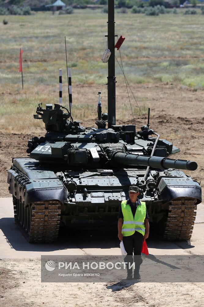 Демонстрация преодоления водных преград военной техникой