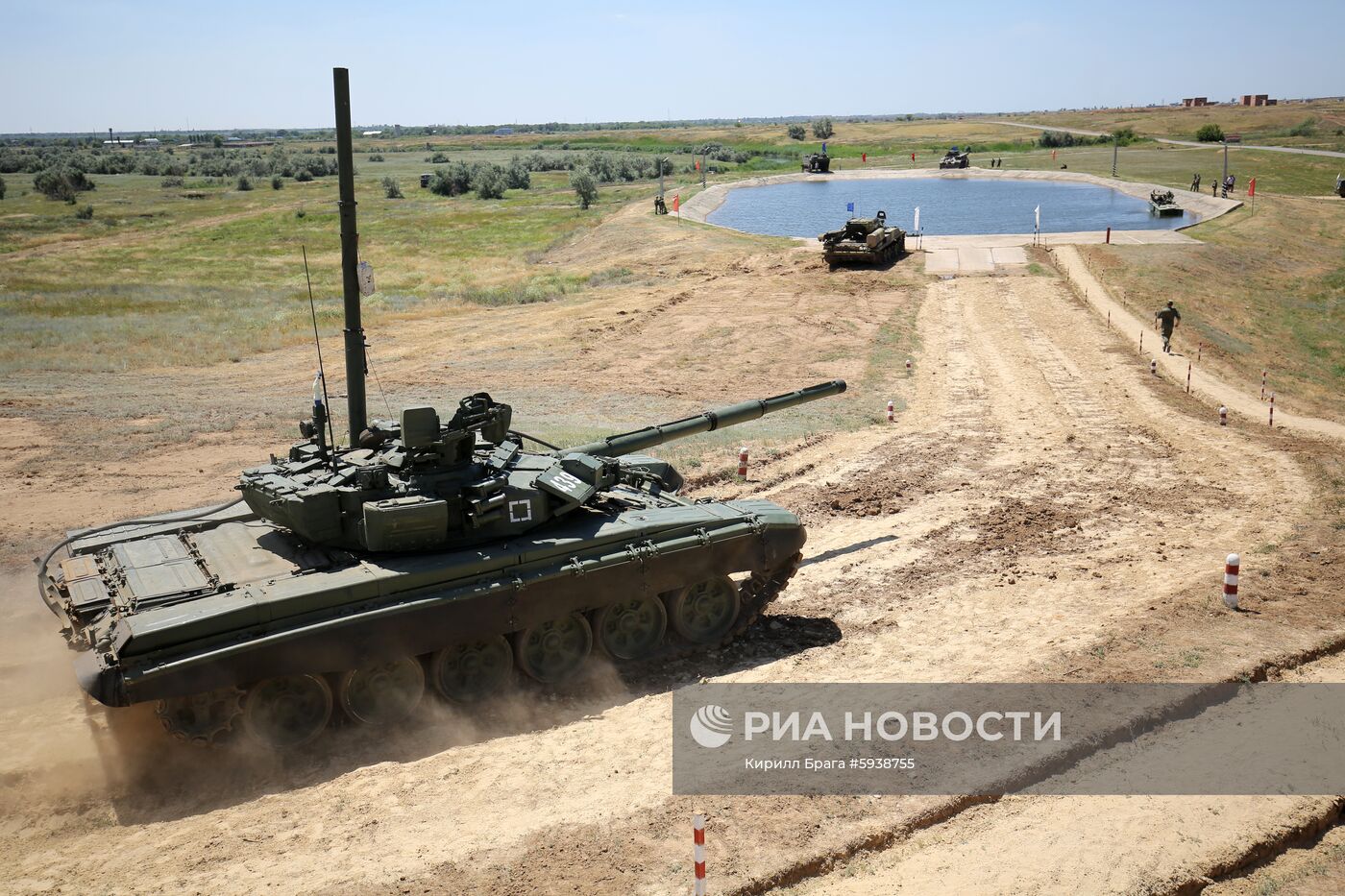 Демонстрация преодоления водных преград военной техникой