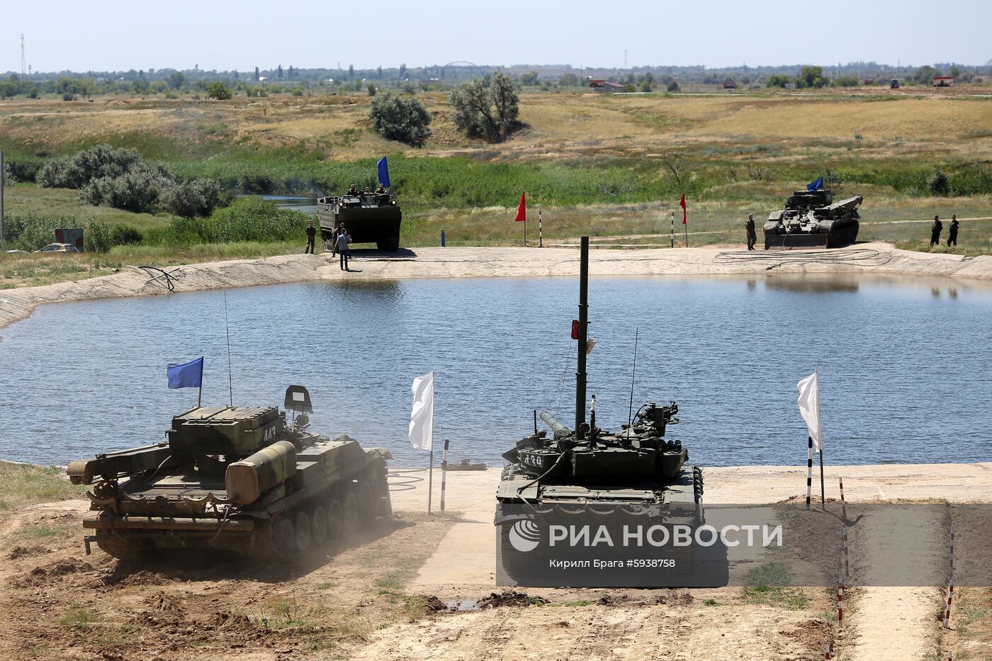 Демонстрация преодоления водных преград военной техникой