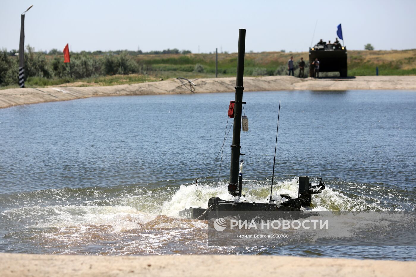 Демонстрация преодоления водных преград военной техникой