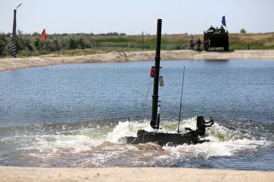 Демонстрация преодоления водных преград военной техникой