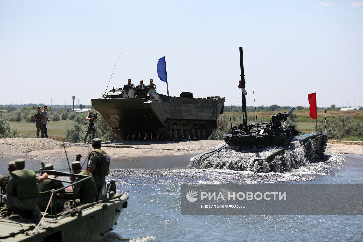 Демонстрация преодоления водных преград военной техникой