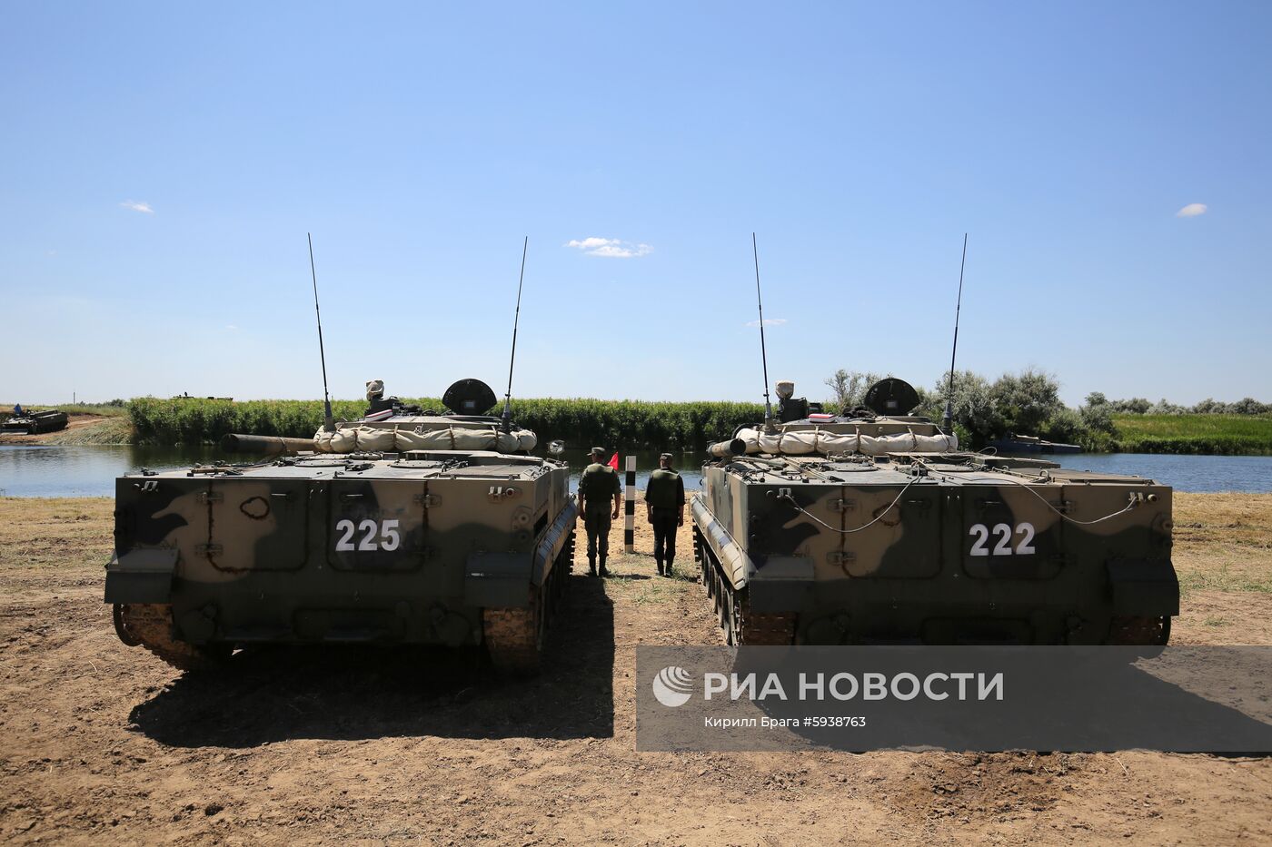 Демонстрация преодоления водных преград военной техникой