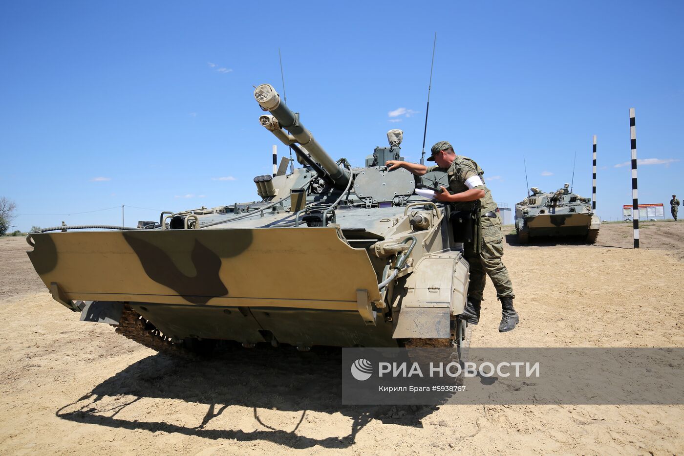 Демонстрация преодоления водных преград военной техникой