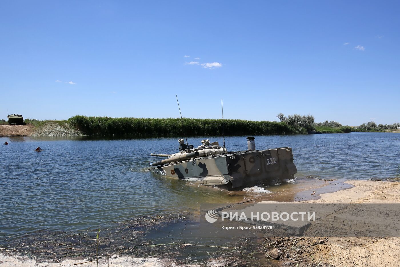 Демонстрация преодоления водных преград военной техникой