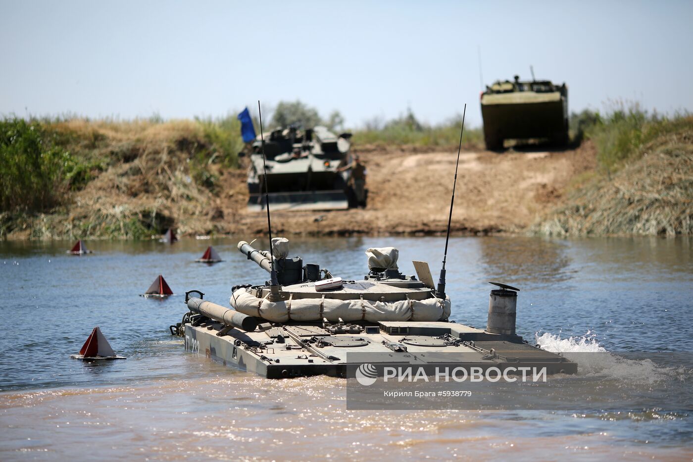 Демонстрация преодоления водных преград военной техникой