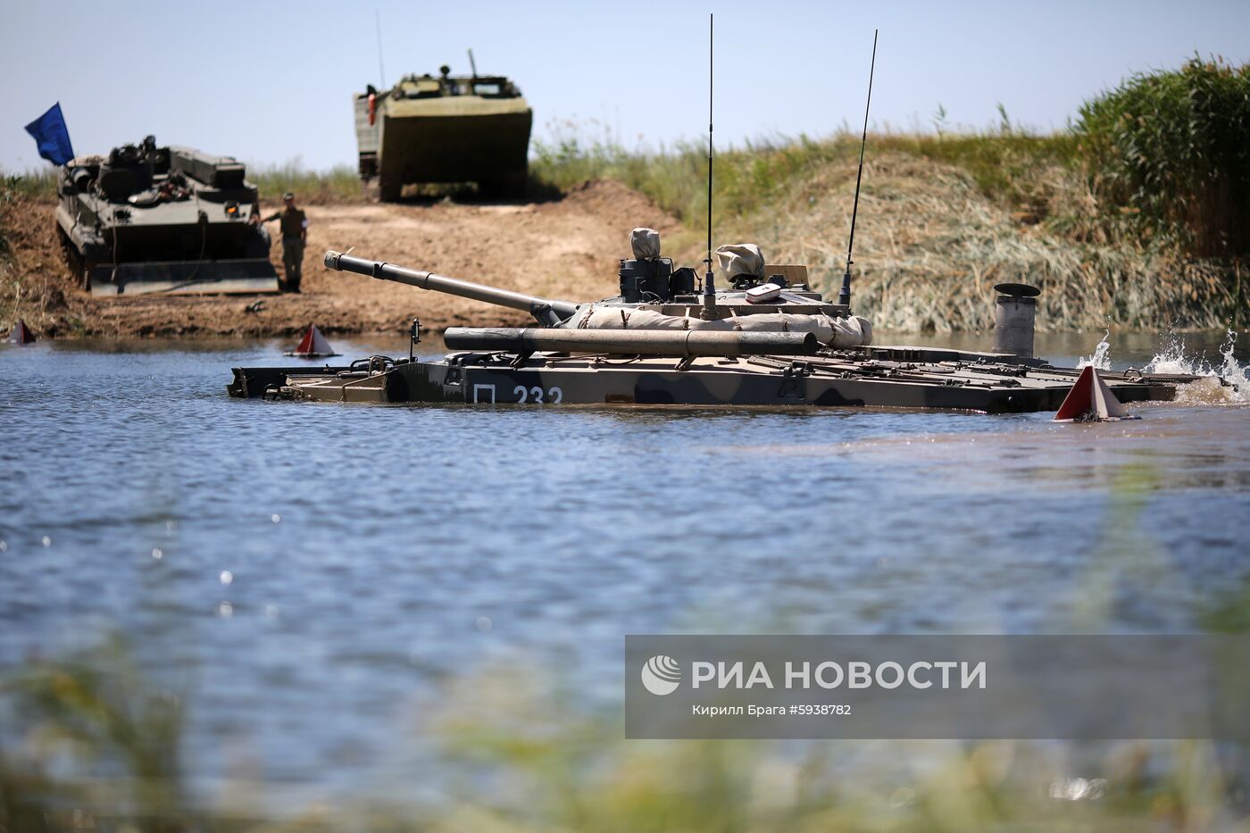 Демонстрация преодоления водных преград военной техникой