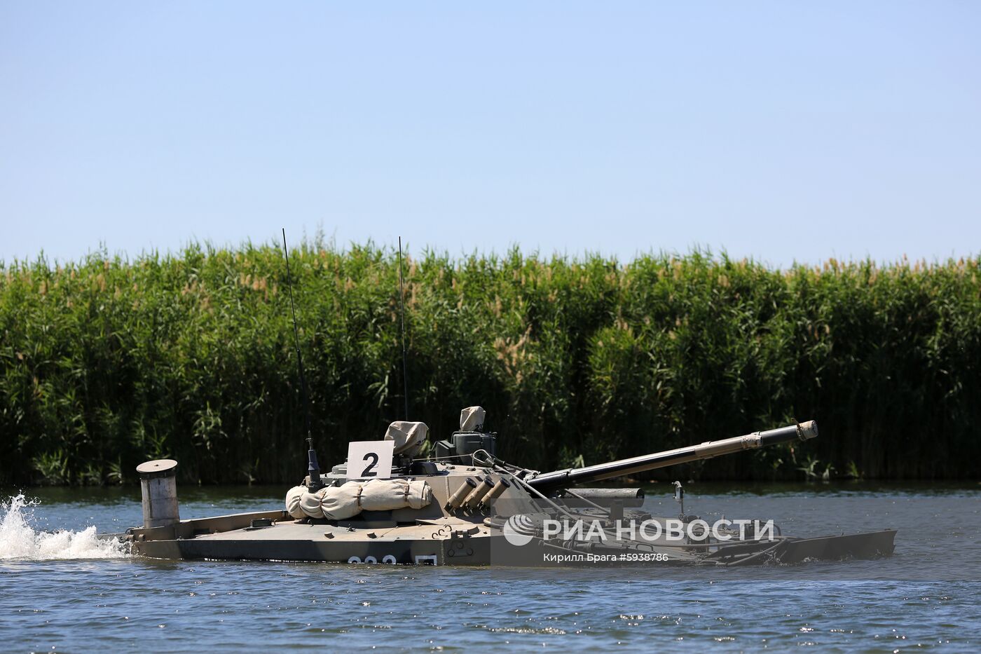 Демонстрация преодоления водных преград военной техникой