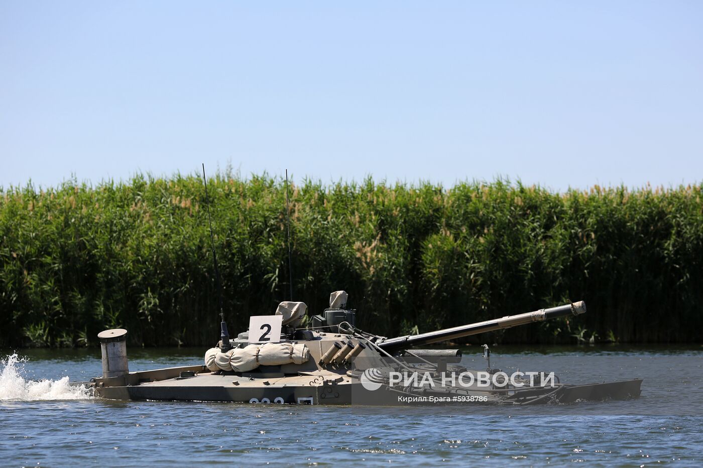 Демонстрация преодоления водных преград военной техникой