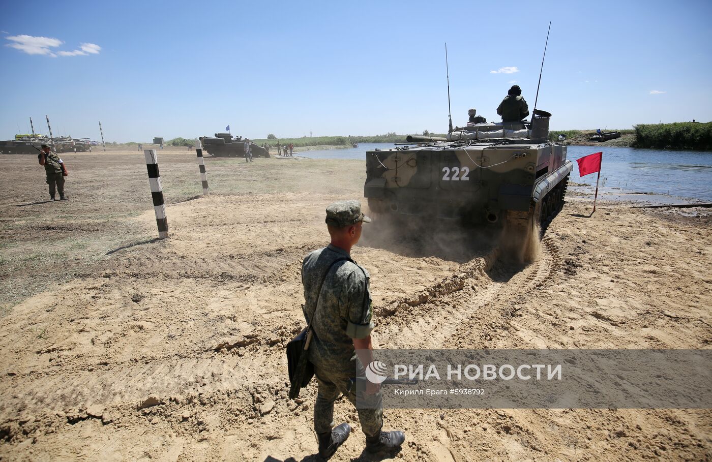 Демонстрация преодоления водных преград военной техникой