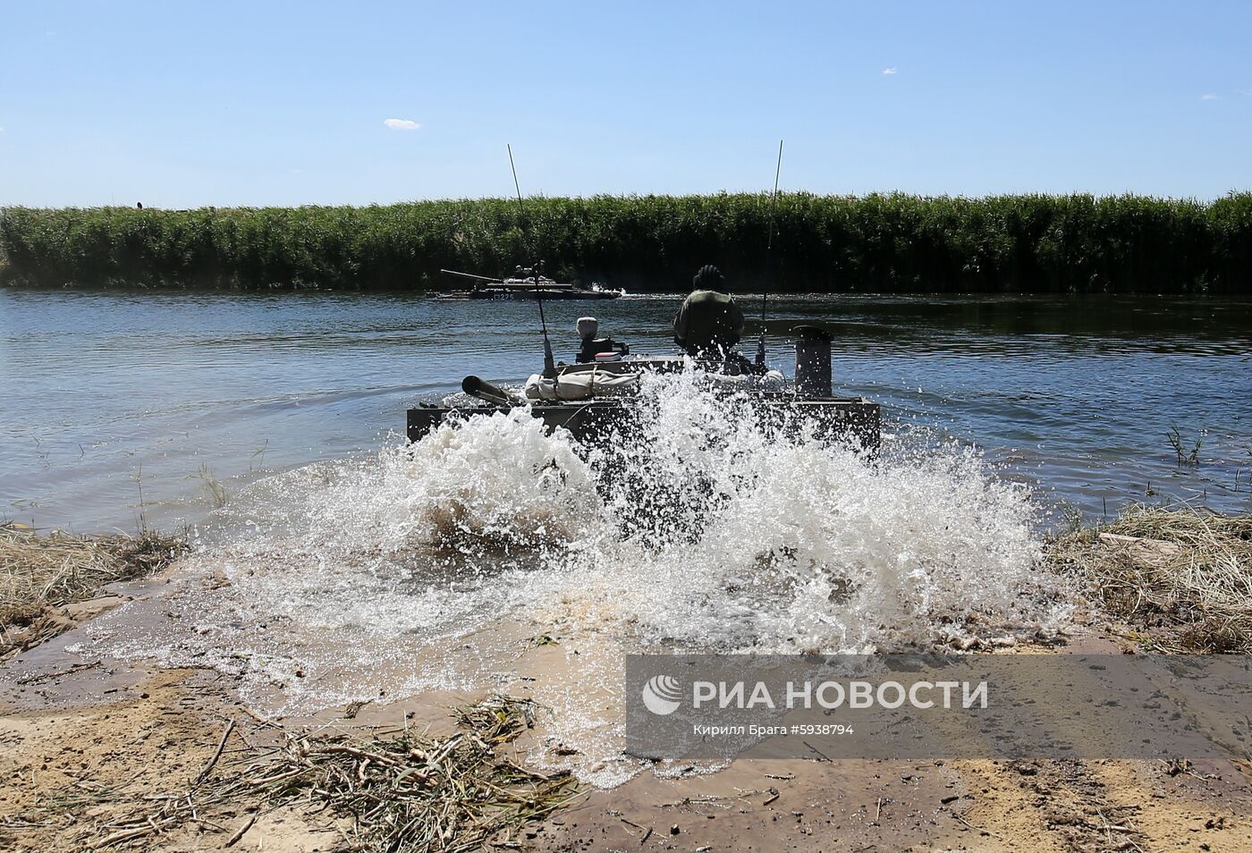 Демонстрация преодоления водных преград военной техникой