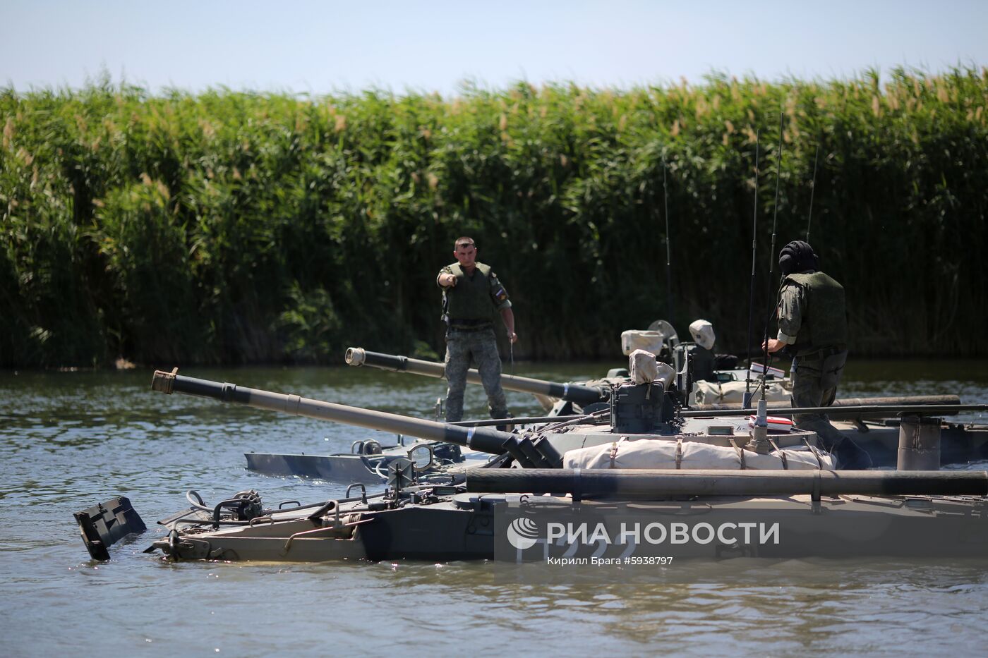 Демонстрация преодоления водных преград военной техникой