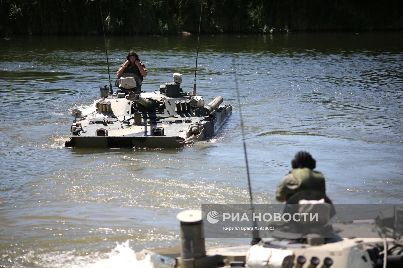 Демонстрация преодоления водных преград военной техникой