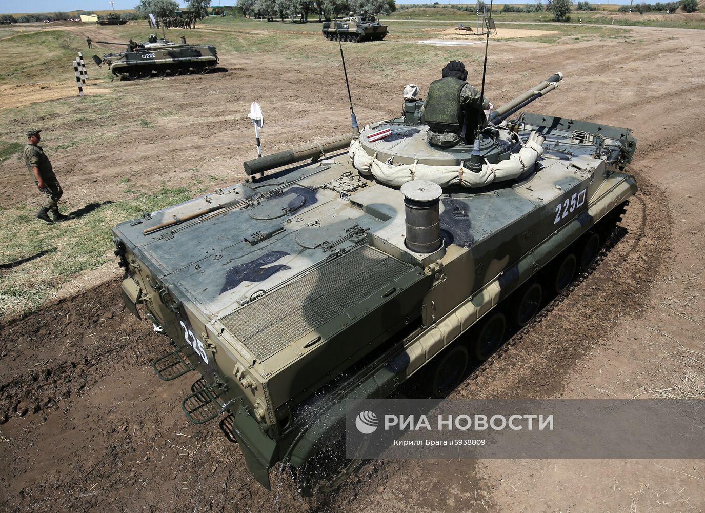 Демонстрация преодоления водных преград военной техникой