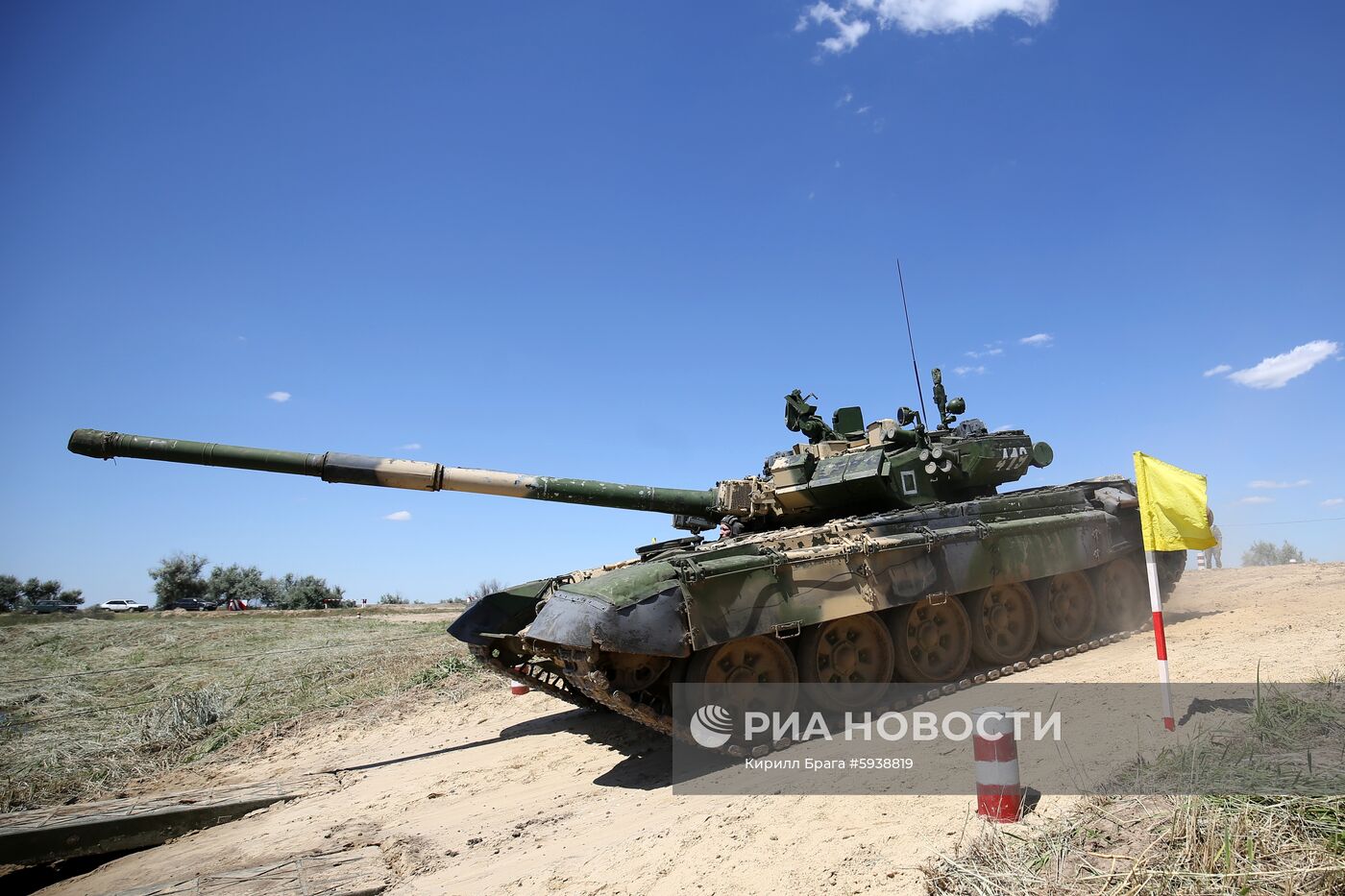 Демонстрация преодоления водных преград военной техникой