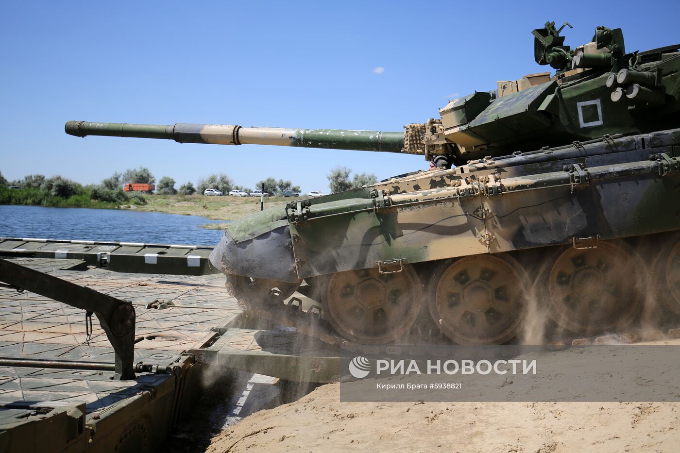 Демонстрация преодоления водных преград военной техникой