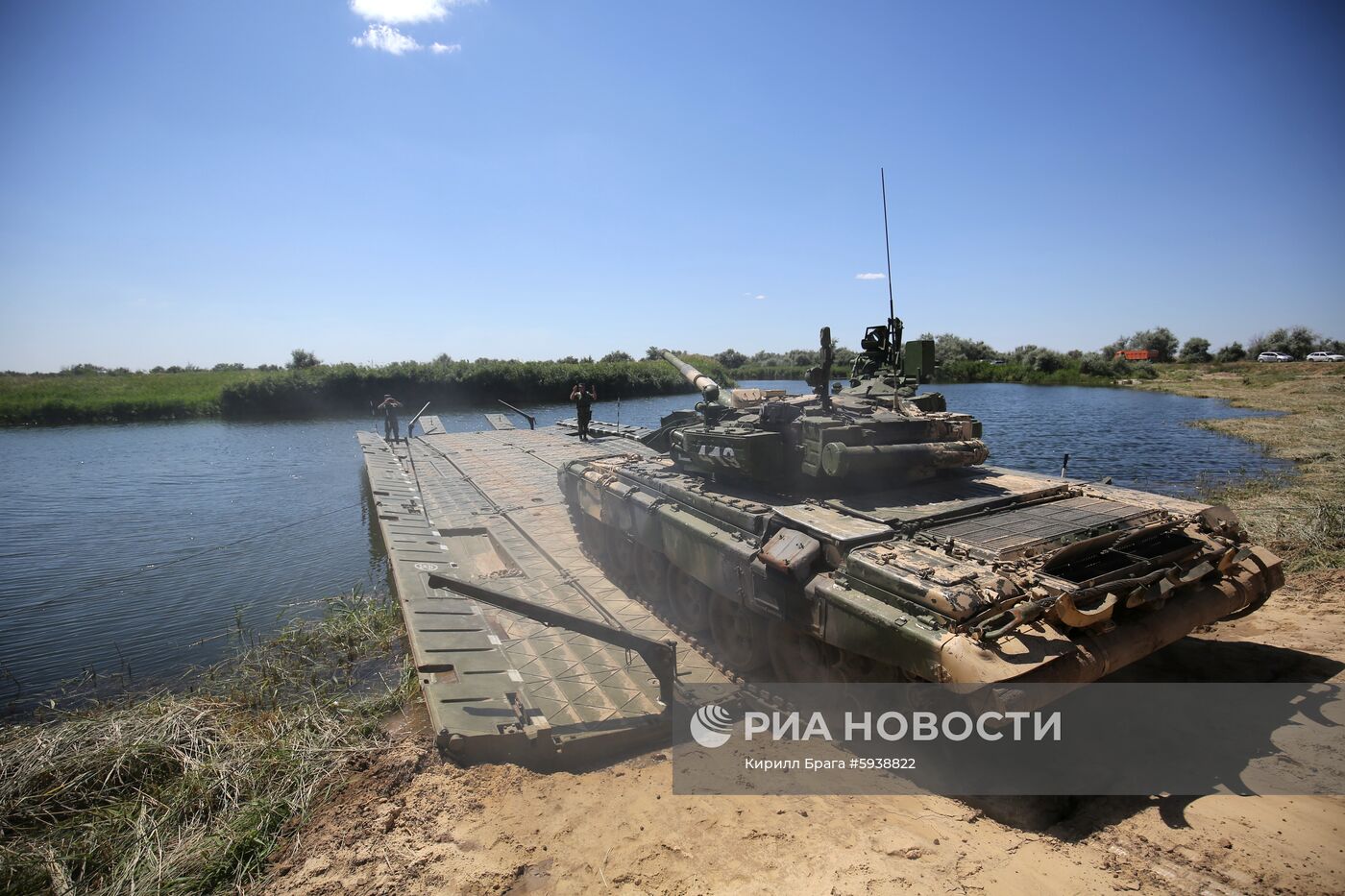 Демонстрация преодоления водных преград военной техникой