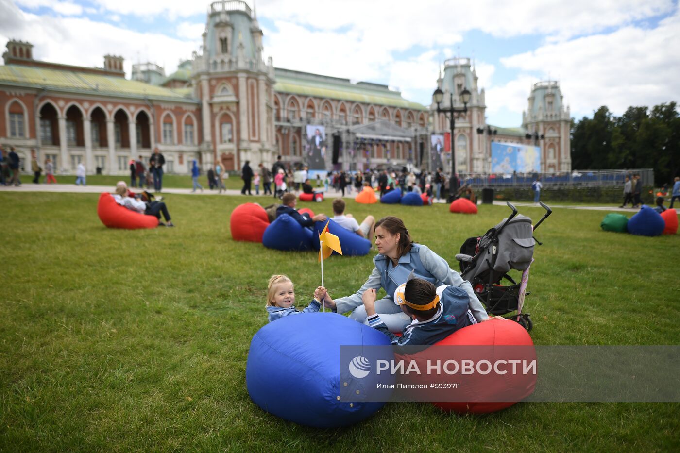 Фестиваль "Московская семья" в честь Дня семьи, любви и верности