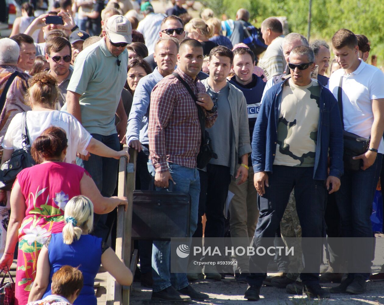 Президент Украины В. Зеленский и председатель Евросоюза Д. Туск посетили КПП "Станица Луганская"
