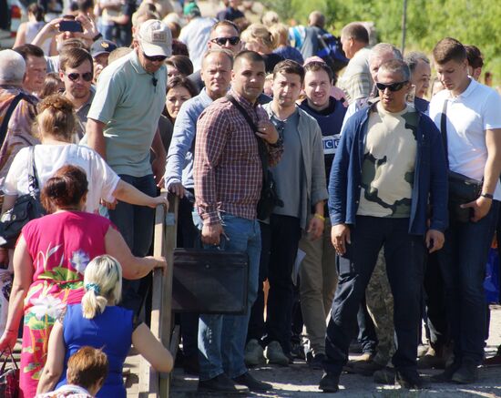 Президент Украины В. Зеленский и председатель Евросоюза Д. Туск посетили КПП "Станица Луганская"