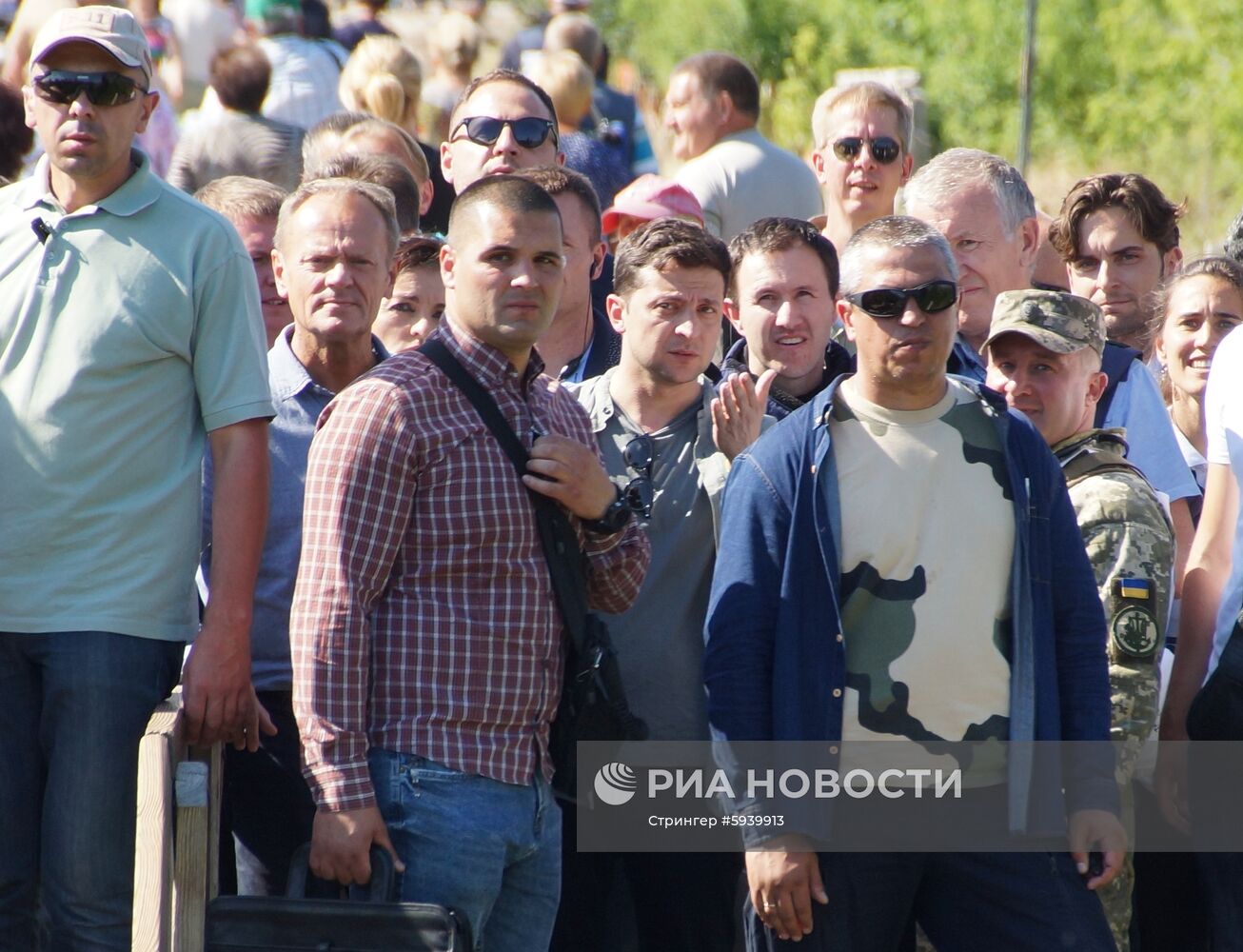 Президент Украины В. Зеленский и председатель Евросоюза Д. Туск посетили КПП "Станица Луганская"