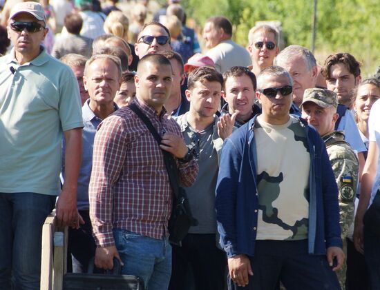 Президент Украины В. Зеленский и председатель Евросоюза Д. Туск посетили КПП "Станица Луганская"
