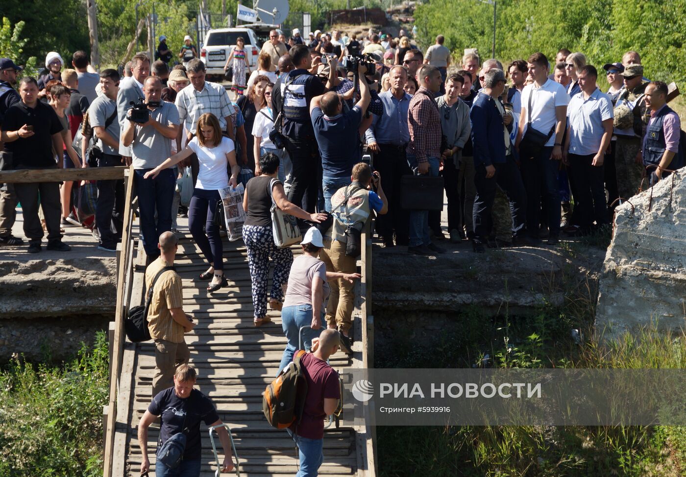 Президент Украины В. Зеленский и председатель Евросоюза Д. Туск посетили КПП "Станица Луганская"