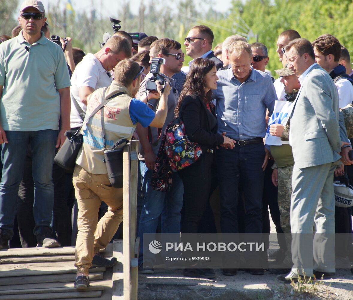 Президент Украины В. Зеленский и председатель Евросоюза Д. Туск посетили КПП "Станица Луганская"