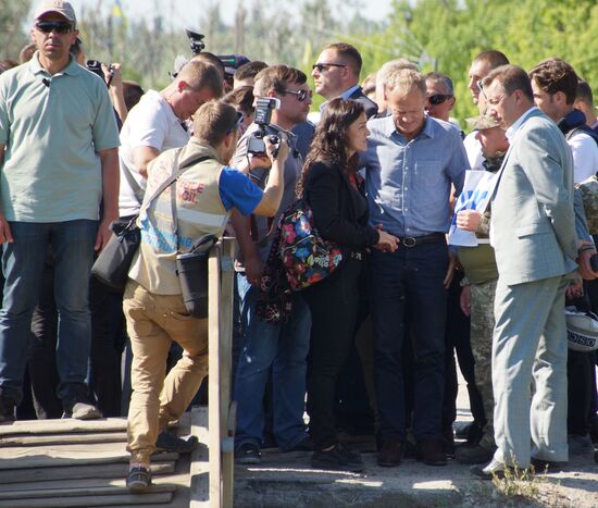 Президент Украины В. Зеленский и председатель Евросоюза Д. Туск посетили КПП "Станица Луганская"