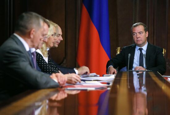 Премьер-министр РФ Д. Медведев провел совещание с вице-премьерами РФ