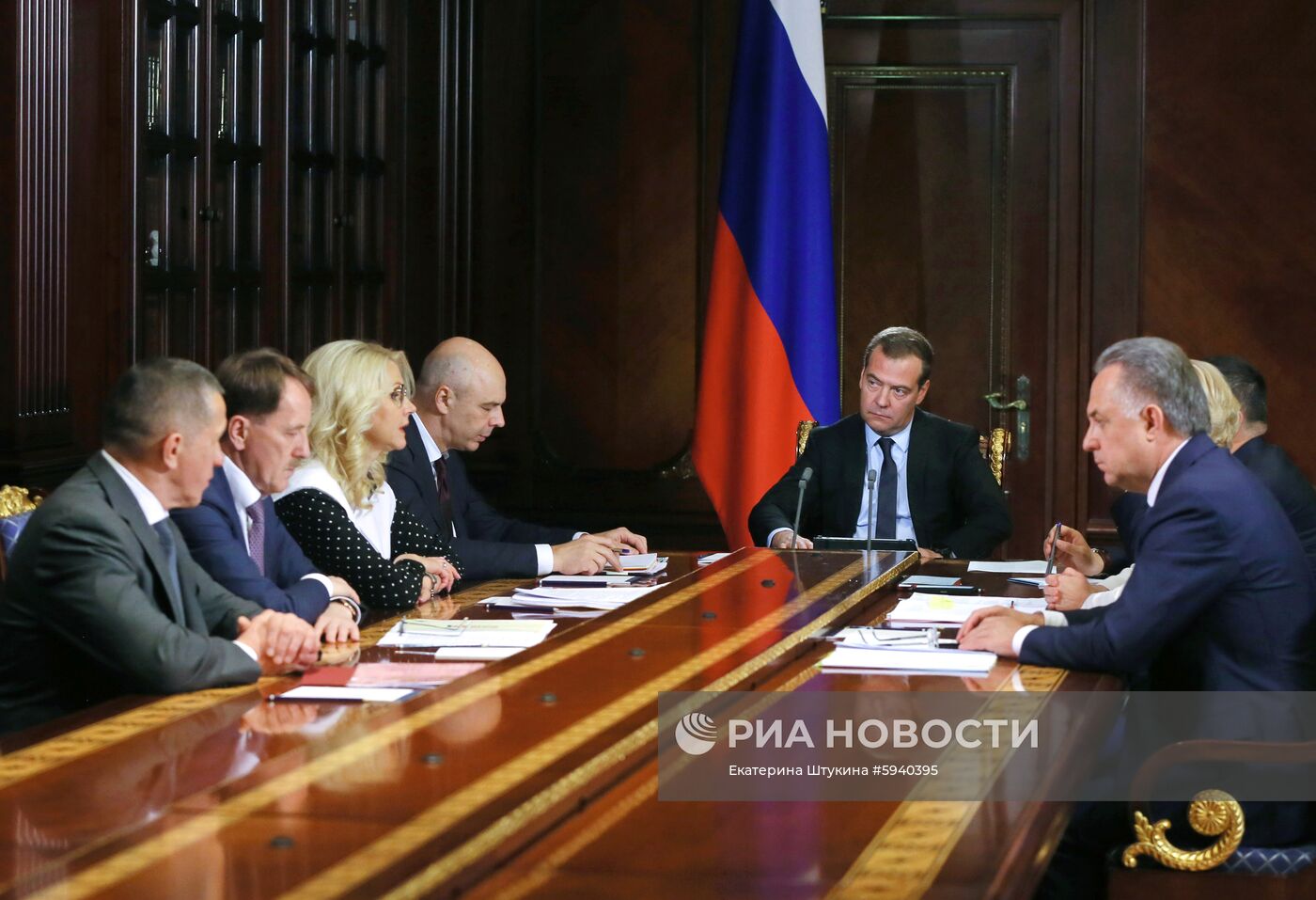 Премьер-министр РФ Д. Медведев провел совещание с вице-премьерами РФ