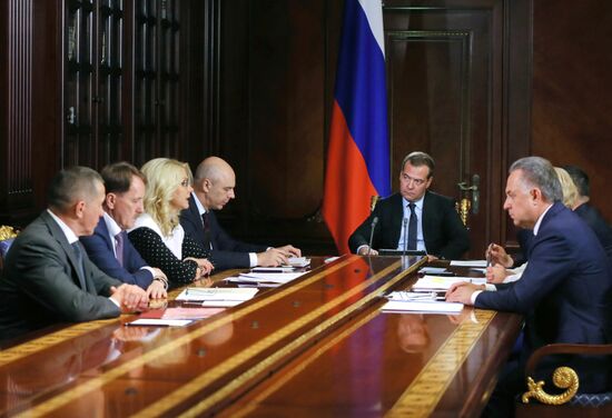 Премьер-министр РФ Д. Медведев провел совещание с вице-премьерами РФ