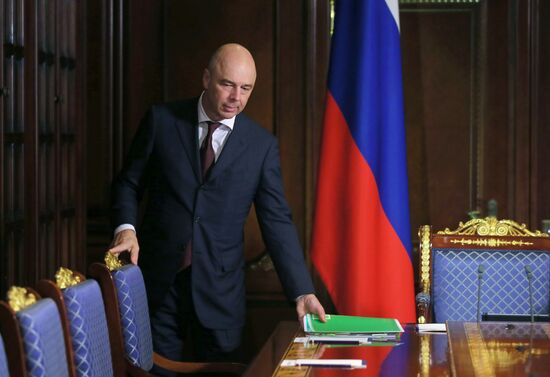 Премьер-министр РФ Д. Медведев провел совещание с вице-премьерами РФ