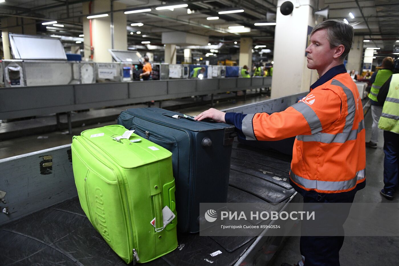 Выдача багажа в аэропорту Шереметьево 