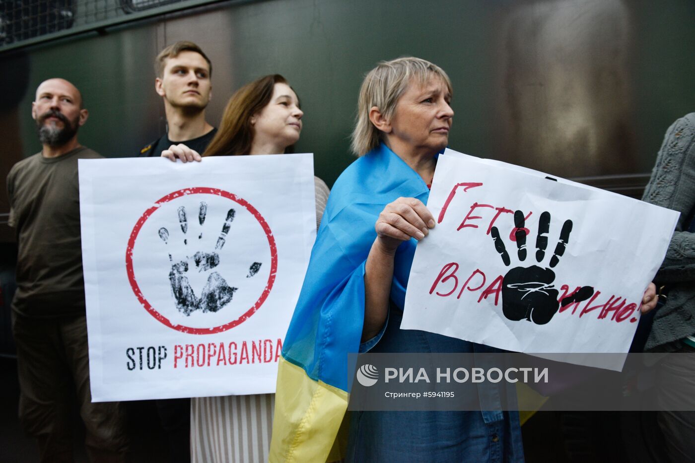 Акция националистов в Киеве против телемоста Россия-Украина