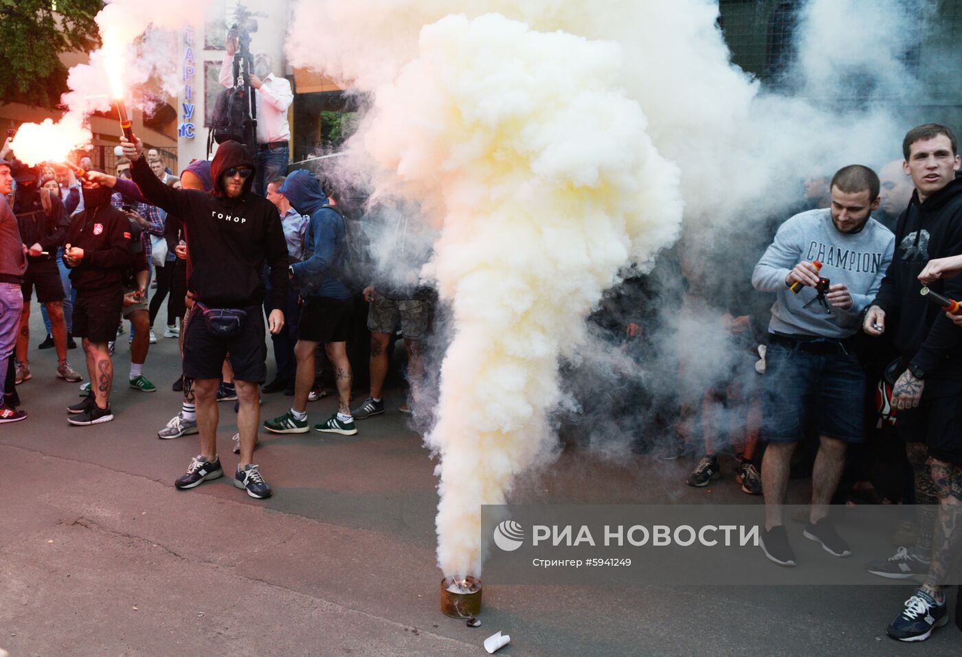 Акция националистов в Киеве против телемоста Россия-Украина