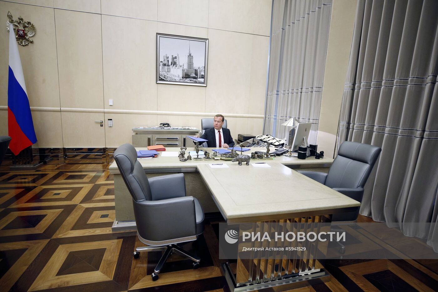 Премьер-министр РФ Д. Медведев встретился с главой "Росагролизинга" П. Косовым