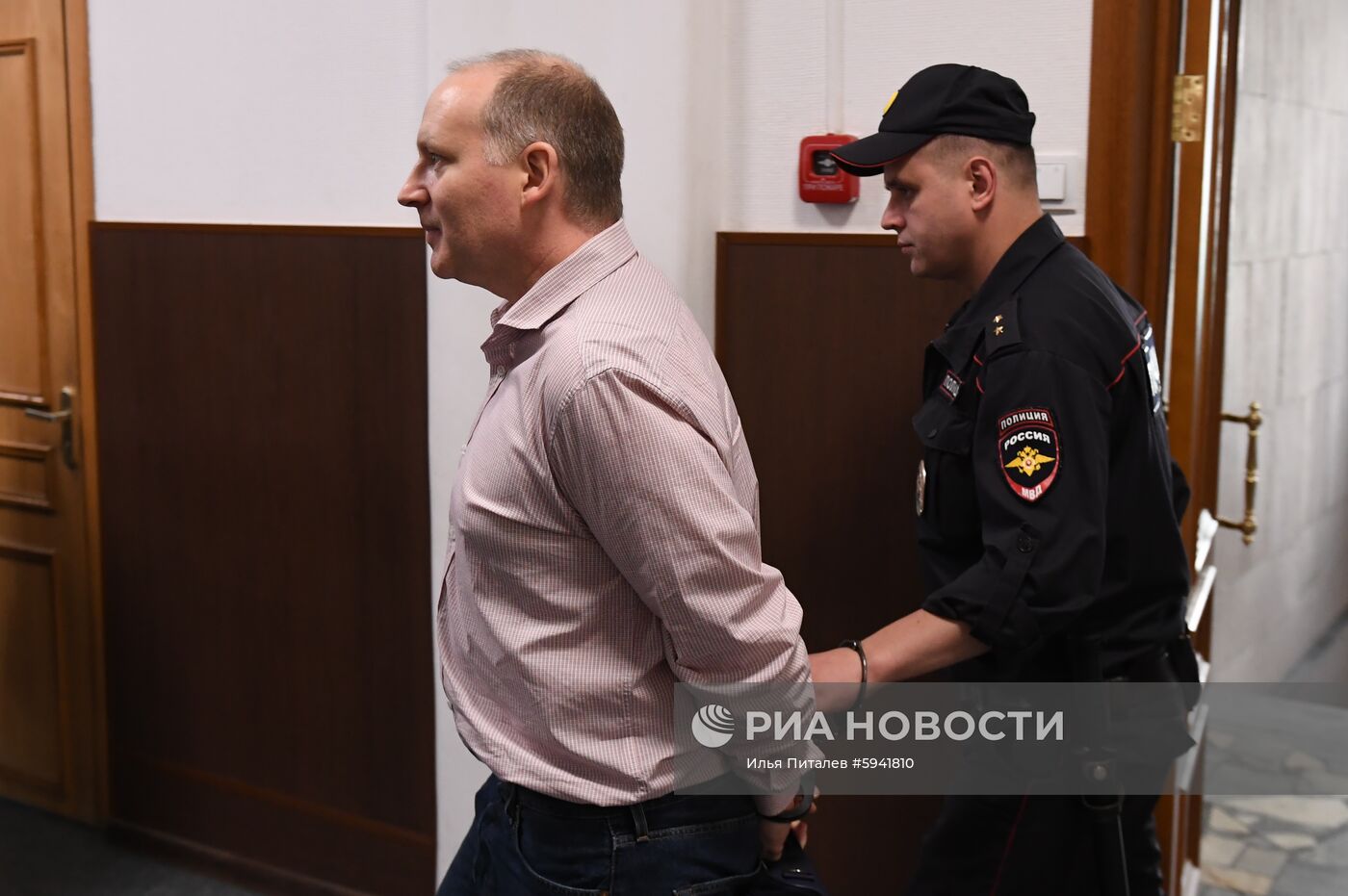 Рассмотрение ходатайства следствия о продлении ареста Ф. Дельпалю