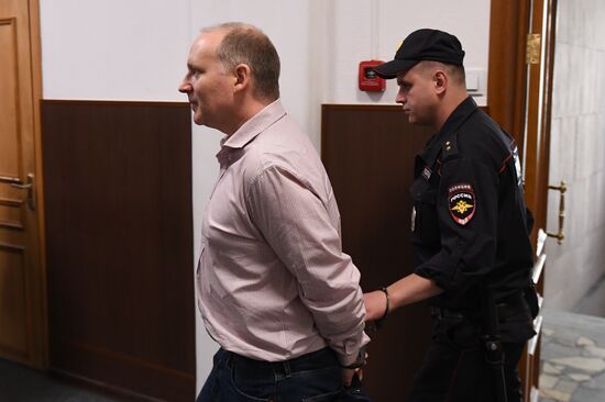 Рассмотрение ходатайства следствия о продлении ареста Ф. Дельпалю