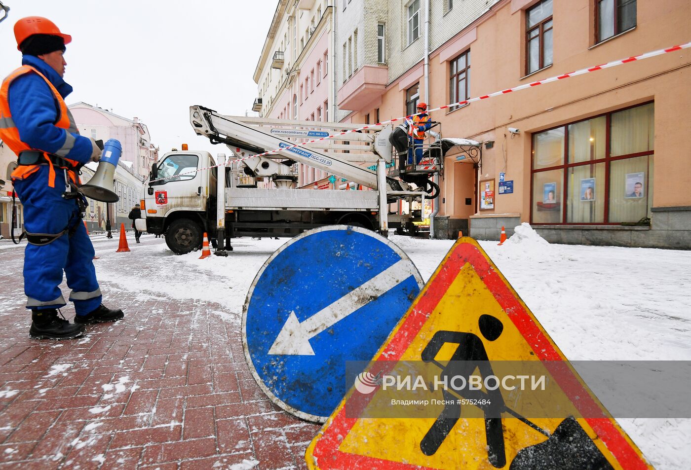 Очистка крыш от наледи в Москве | РИА Новости Медиабанк