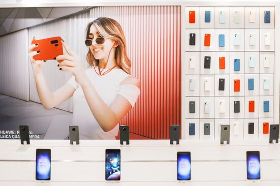 Флагманский магазин Huawei в Мадриде