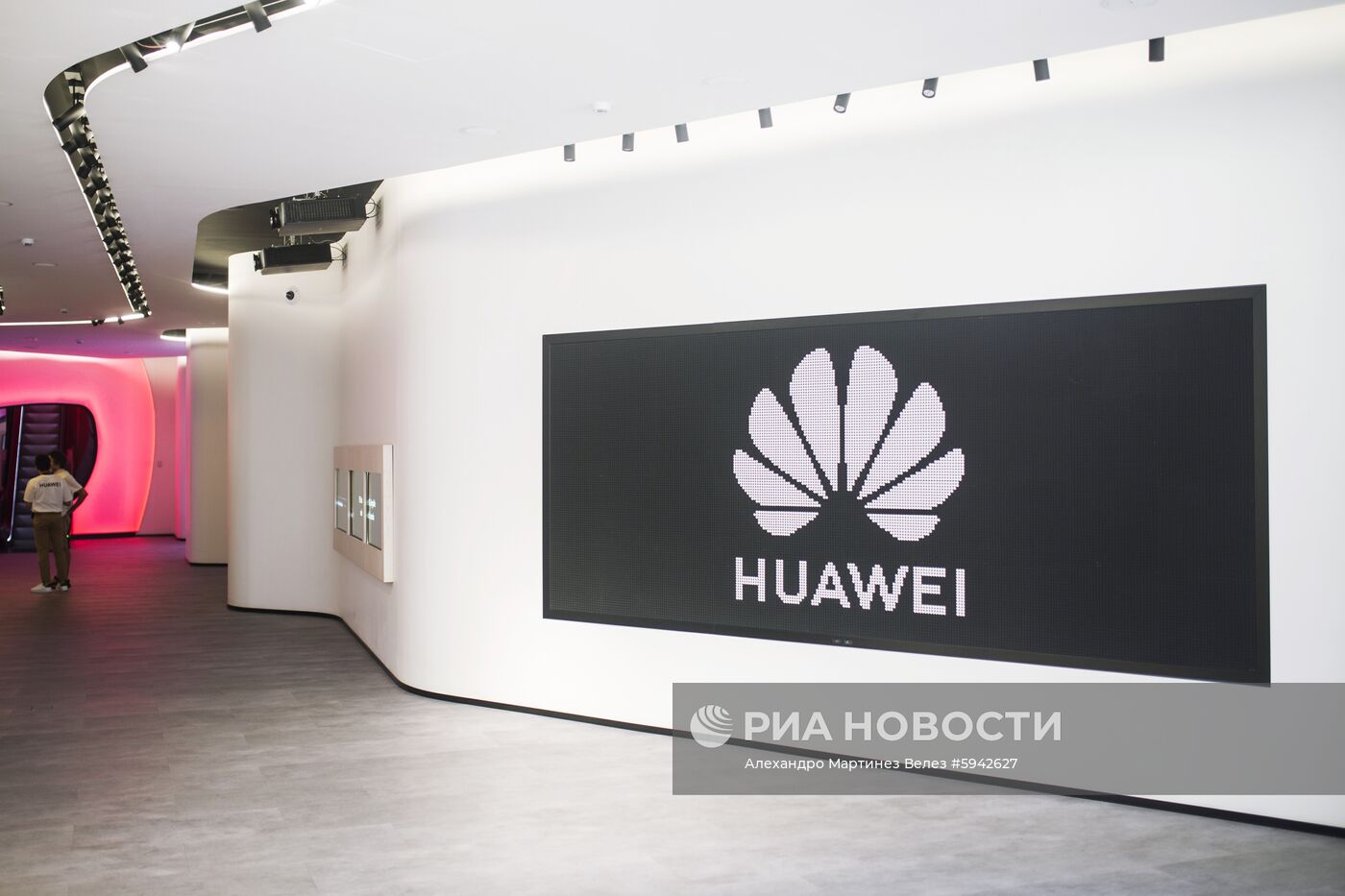 Флагманский магазин Huawei в Мадриде