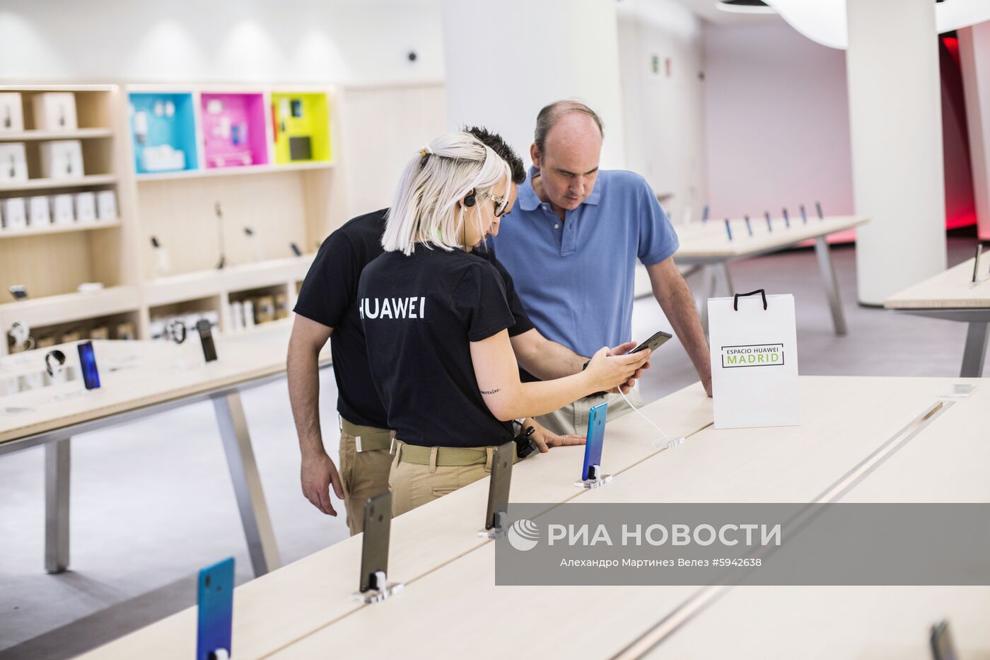 Флагманский магазин Huawei в Мадриде