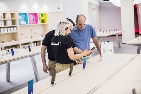 Флагманский магазин Huawei в Мадриде