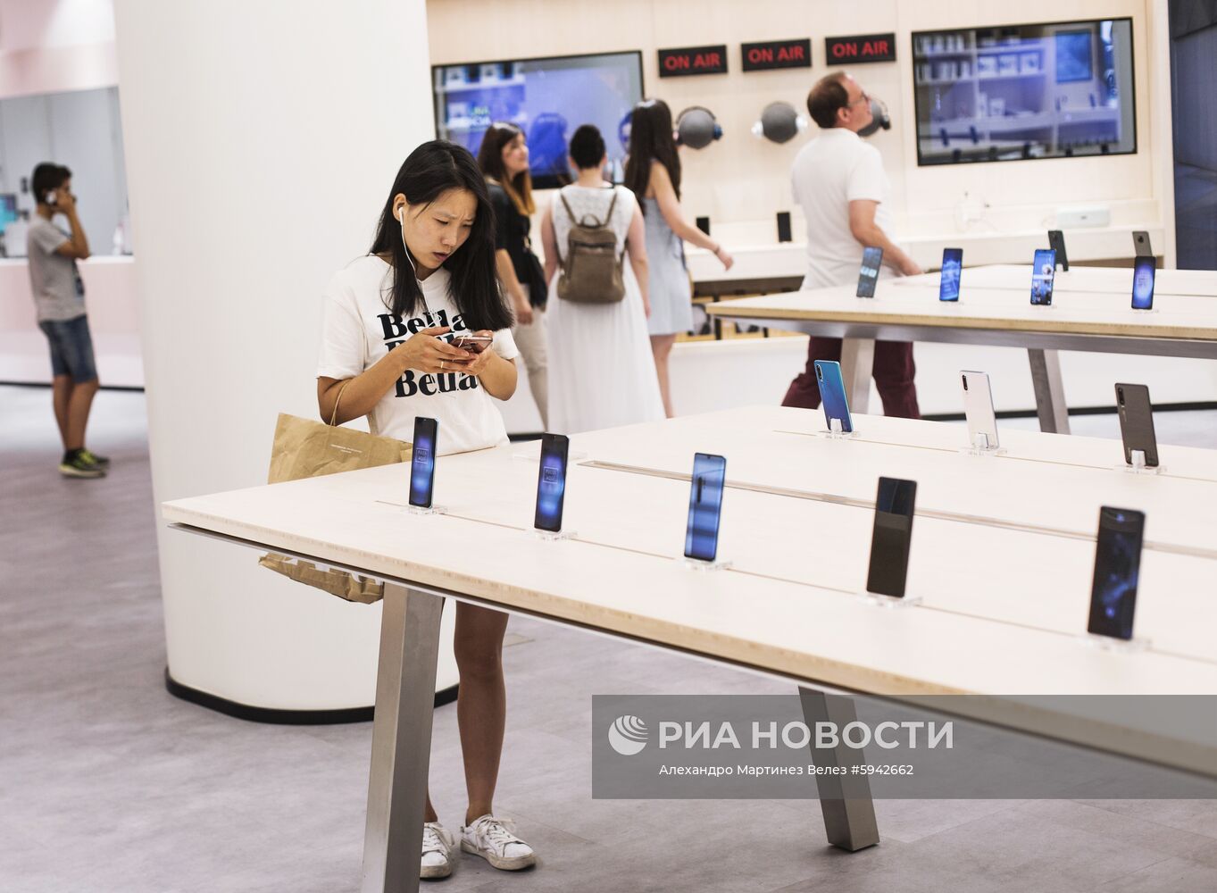 Флагманский магазин Huawei в Мадриде