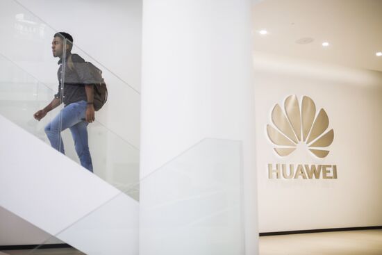 Флагманский магазин Huawei в Мадриде