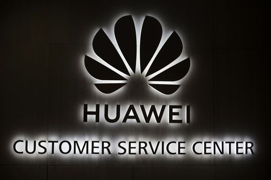 Флагманский магазин Huawei в Мадриде