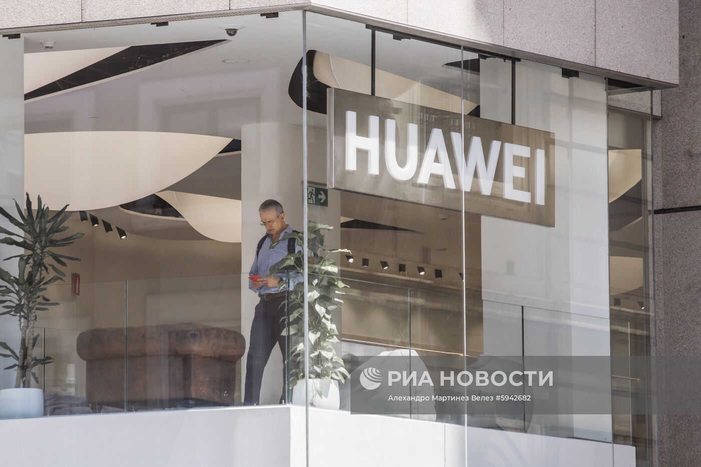 Флагманский магазин Huawei в Мадриде